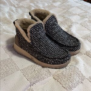 Hey Dude Black and Tan Women's Slippers